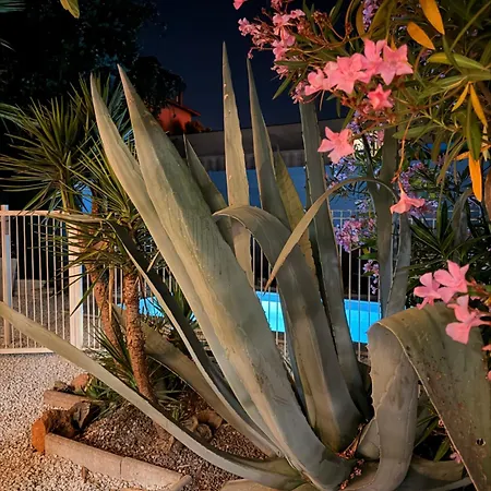 Bas De Villa, 6 Pers, Piscine, Terrasse, Proche Sablettes